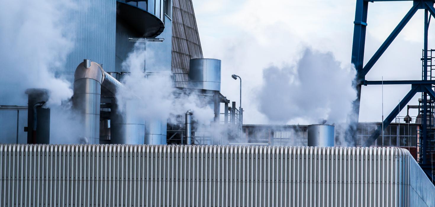 Dampf entweicht einer industriellen Anlage